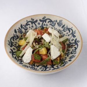 Салат с арбузом и персиком